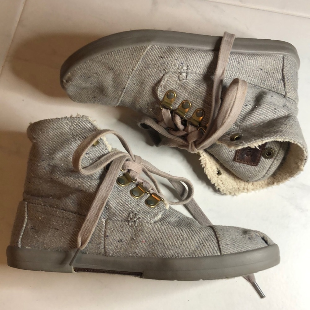 Toms grey lace up ankle lined sneakers. Good used condition